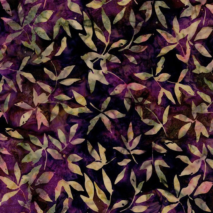Tonga Batiks Chateau Leaf Vines Sonoma B3923 -batiikkikangas, tumma luumuinen puuvillakangas vaaleilla lehtiköynnöksillä.