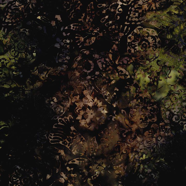 Tonga Batiks Chateau Stamped Floral Cypress B3931 -batiikkikangas, tumma metsänvihreä ja ruskea kukkakuvioinen puuvillakangas.