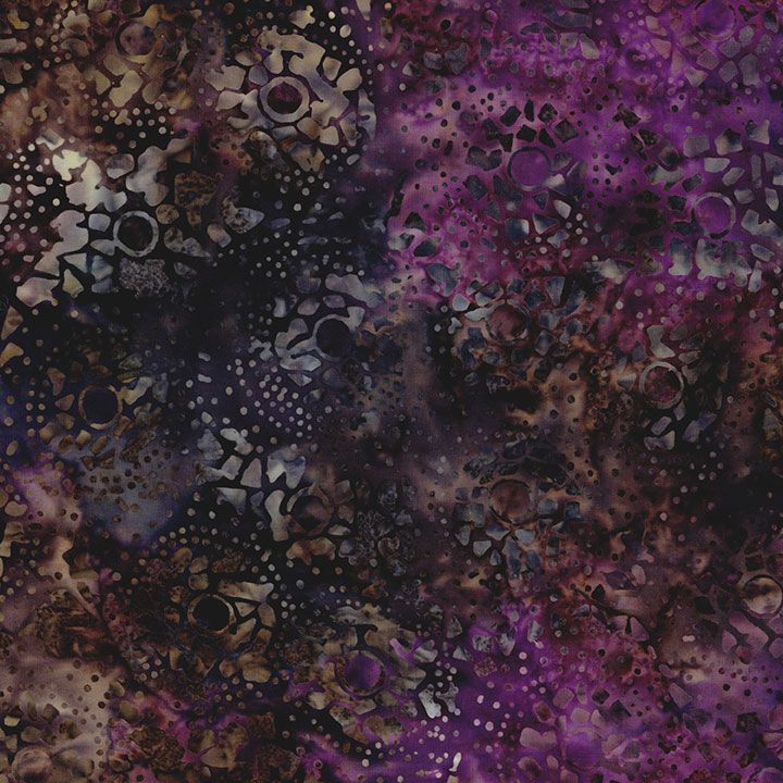 Tonga Batiks Chateau Wood Cuts Flowers and Dots Harvest B3924 -batiikkikangas, tumma luumuinen ja ruskea puuvillakangas kukka- ja pistekuviolla.