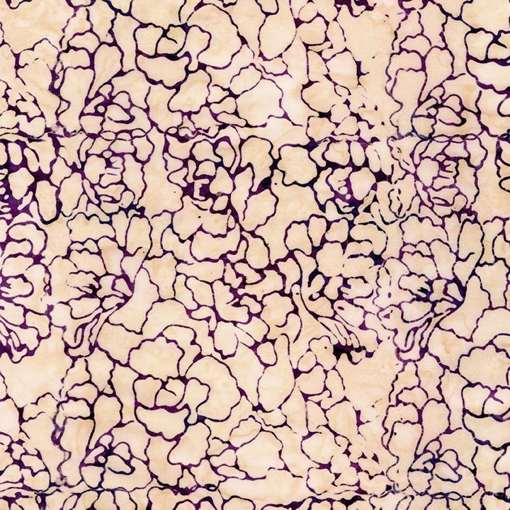 Tonga Batiks Chateau Cracked Flowers Wine B3932 -batiikkikangas, vaalea puuvillakangas viininpunaisella kukkakuviolla.