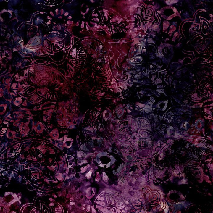 Tonga Batiks Chateau Floral Paisley Plum B3934 batiikkikangas, tumman violetti puuvillakangas kasmirikuviolla.