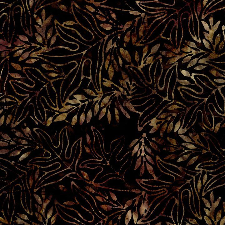 Tonga Batiks Chateau Tropical Ferns Tobacco B3851 -batiikkikangas, tumma ruskea-musta puuvillakangas trooppisella saniaiskuviolla.