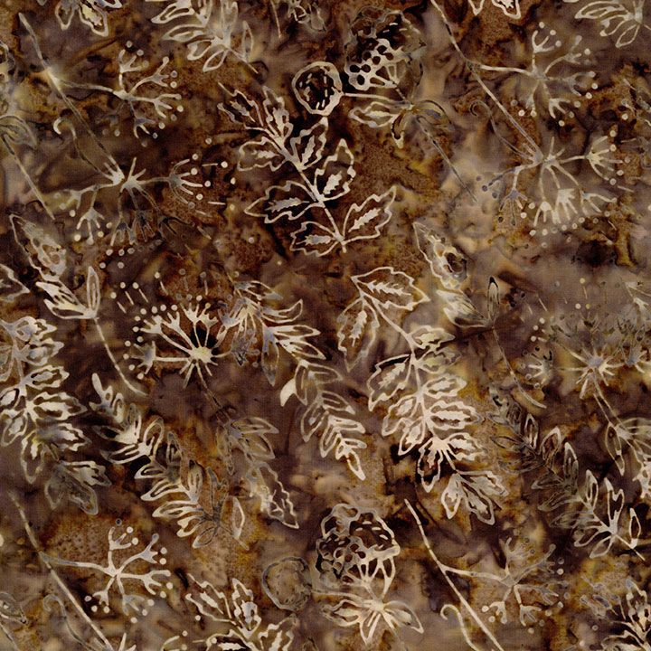 Tonga Batiks Chateau Vines Oak B3926 -batiikkikangas, lämmin ruskea puuvillakangas köynnös- ja lehtikuviolla.