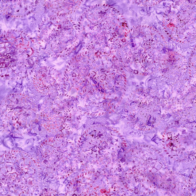 Tonga Batiks Pansy - Lace Dream Violet B8505 puuvillakangas batiikki, liilan sävyissä.

