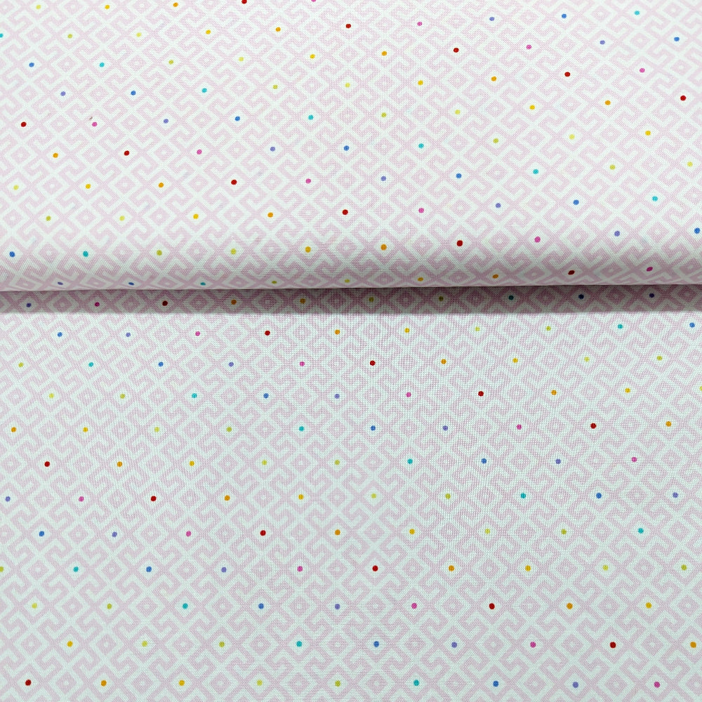 Tula Pink Moon Garden Baby Geo Dawn -puuvillakangas, vaalea roosa timanttikuvioinen taustakangas.