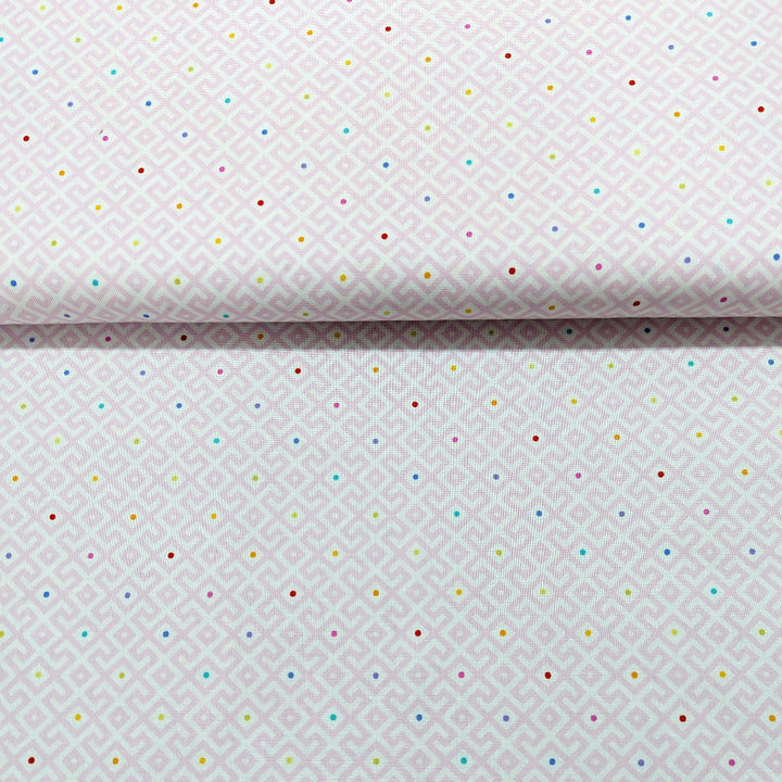 Tula Pink Moon Garden Baby Geo Dawn -puuvillakangas, vaalea roosa timanttikuvioinen taustakangas.