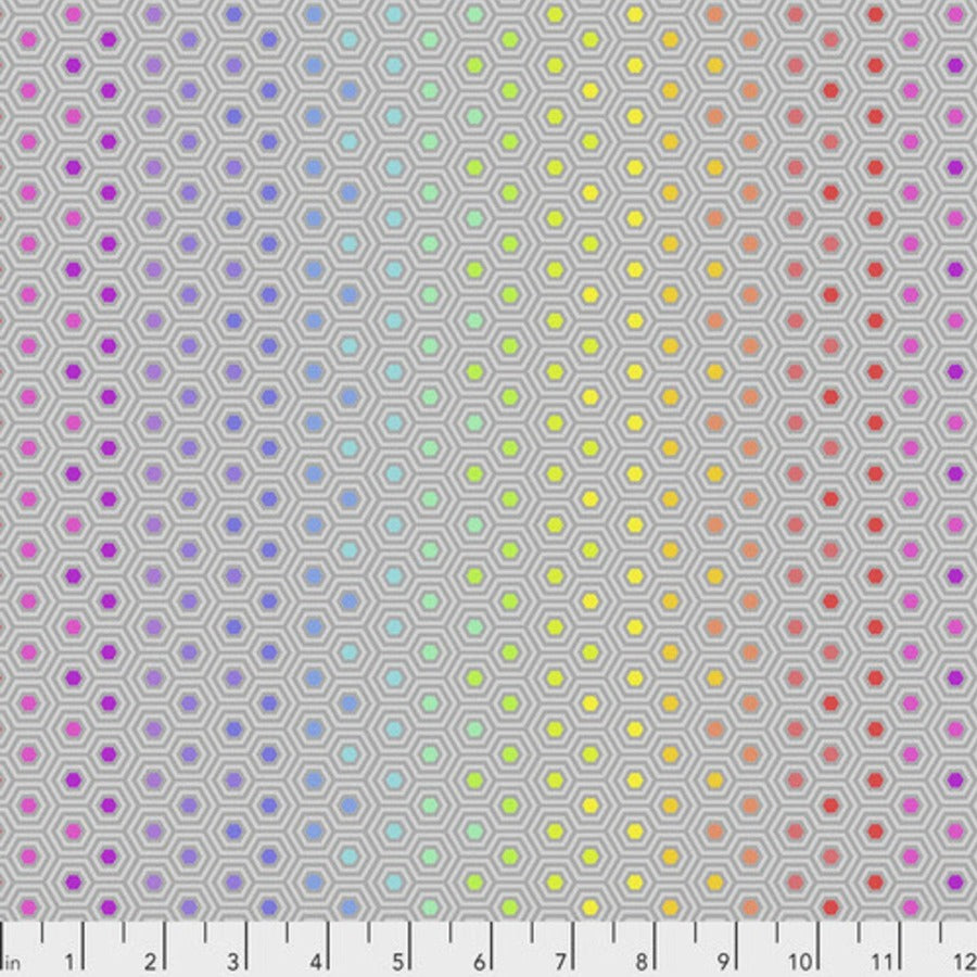 Tula Pink True Colors Hexy Rainbow - Dove -kangas, harmaa pohja pastellisilla hexagon-kuvioilla.