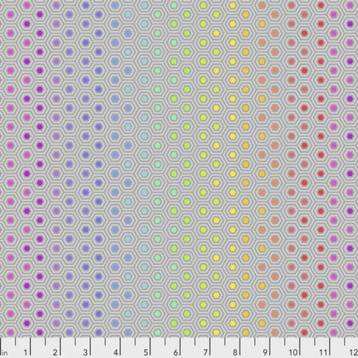 Tula Pink True Colors Hexy Rainbow - Dove -kangas, harmaa pohja pastellisilla hexagon-kuvioilla.