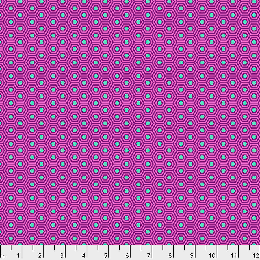 Tula Pink True Colors Hexy Thistle -kangas, violetin pohja pastellisilla hexagon-kuvioilla.