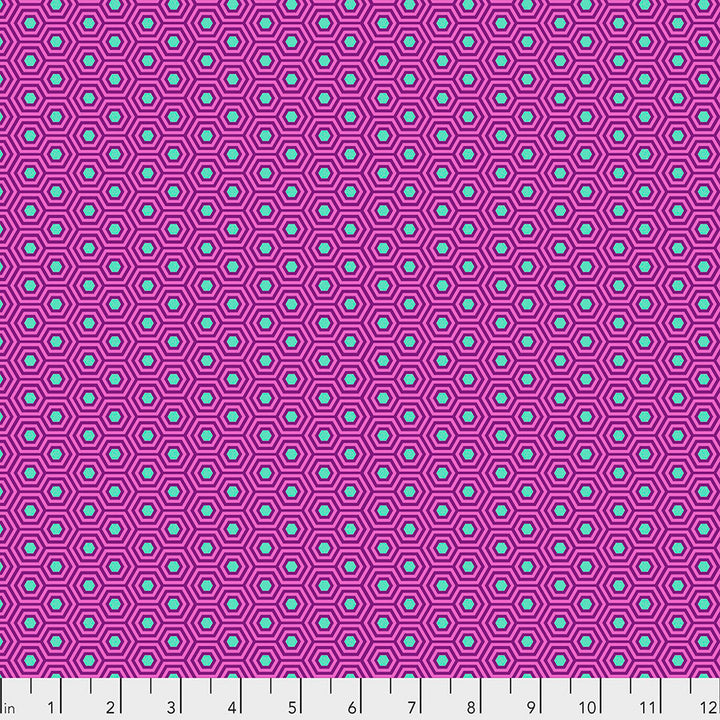Tula Pink True Colors Hexy Thistle -kangas, violetin pohja pastellisilla hexagon-kuvioilla.