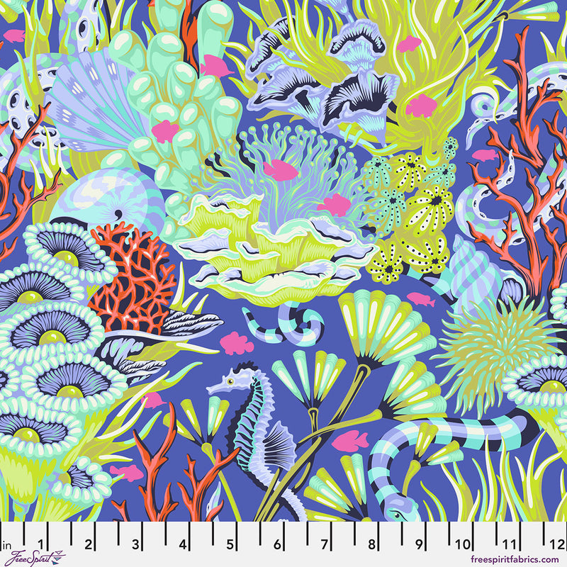 Tula Pink Floral Reef Reef What You Sew Marine puuvillakangas – värikäs koralliriutta ja merenelävät syvän sinisellä pohjalla