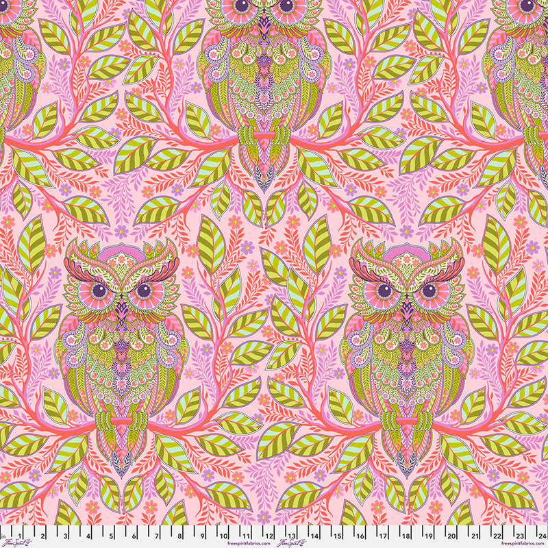Tula Pink - Full Moon Forest II - Hootie Patootie Honey puuvillakangas, vaaleanpunainen pohjalla pöllökuvio