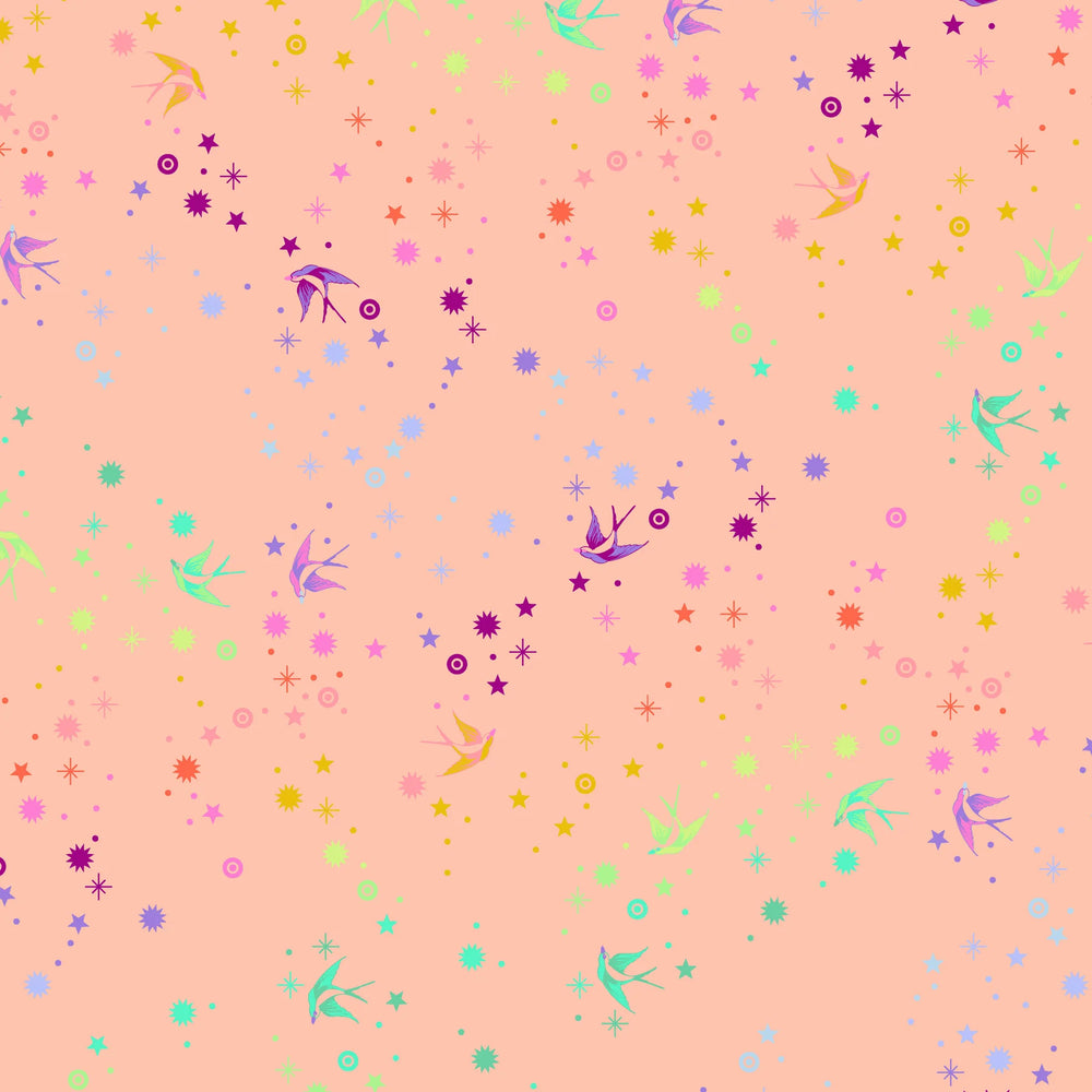 Tula Pink Fairy Dust Sherbet- puuvillakangas, jossa on sateenkaaren värisiä pääskysiä ja tähtikuvioita persikansävyisellä pohjalla.