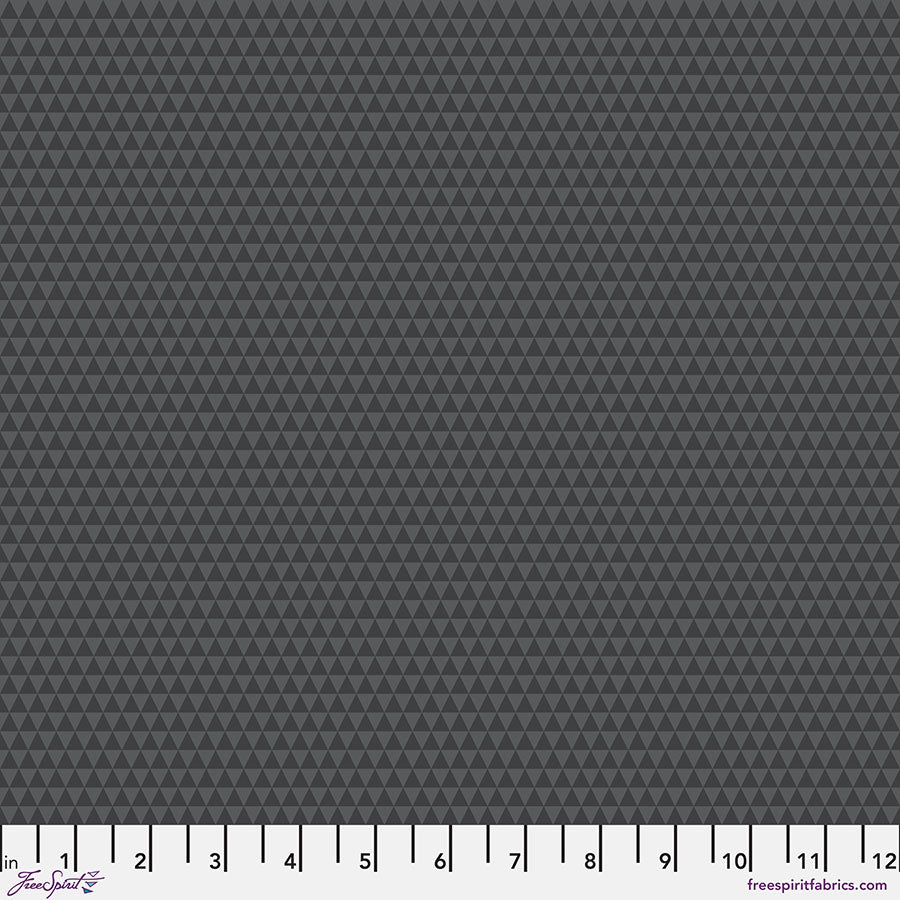 Tula Pink Kinda Shady Carbon -puuvillakangas, tummanharmaa geometrinen kolmio-kuvio.