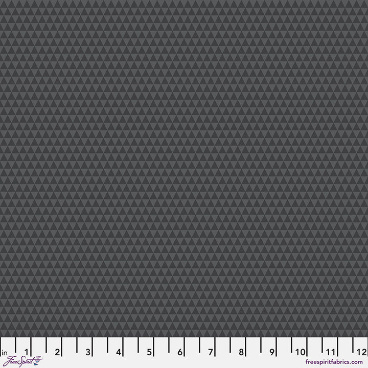 Tula Pink Kinda Shady Carbon -puuvillakangas, tummanharmaa geometrinen kolmio-kuvio.