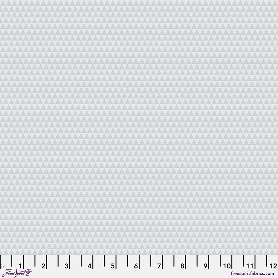 Tula Pink Kinda Shady Whisper -puuvillakangas, vaaleanharmaa geometrinen kolmio-kuvio.