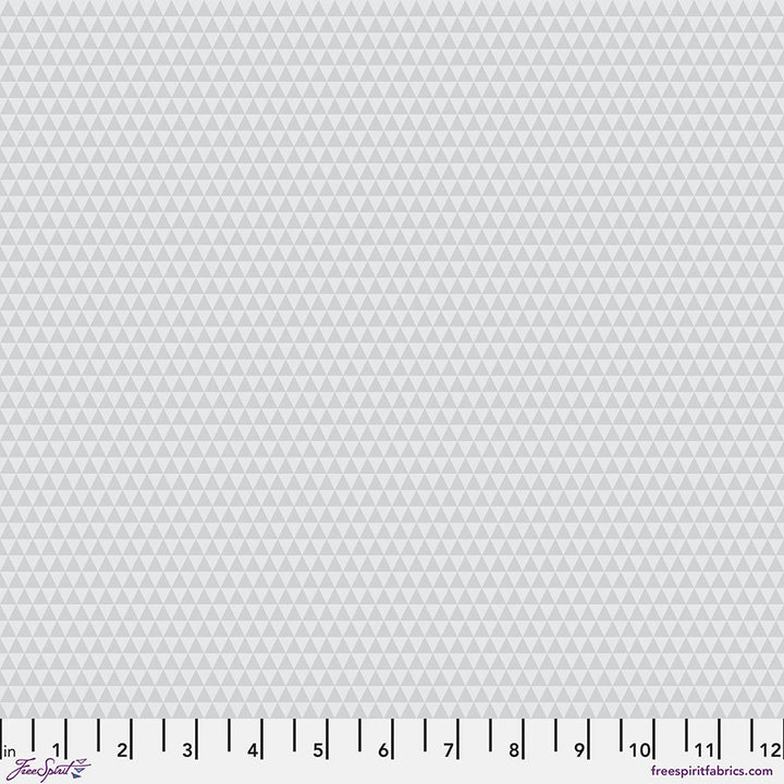 Tula Pink Kinda Shady Whisper -puuvillakangas, vaaleanharmaa geometrinen kolmio-kuvio.