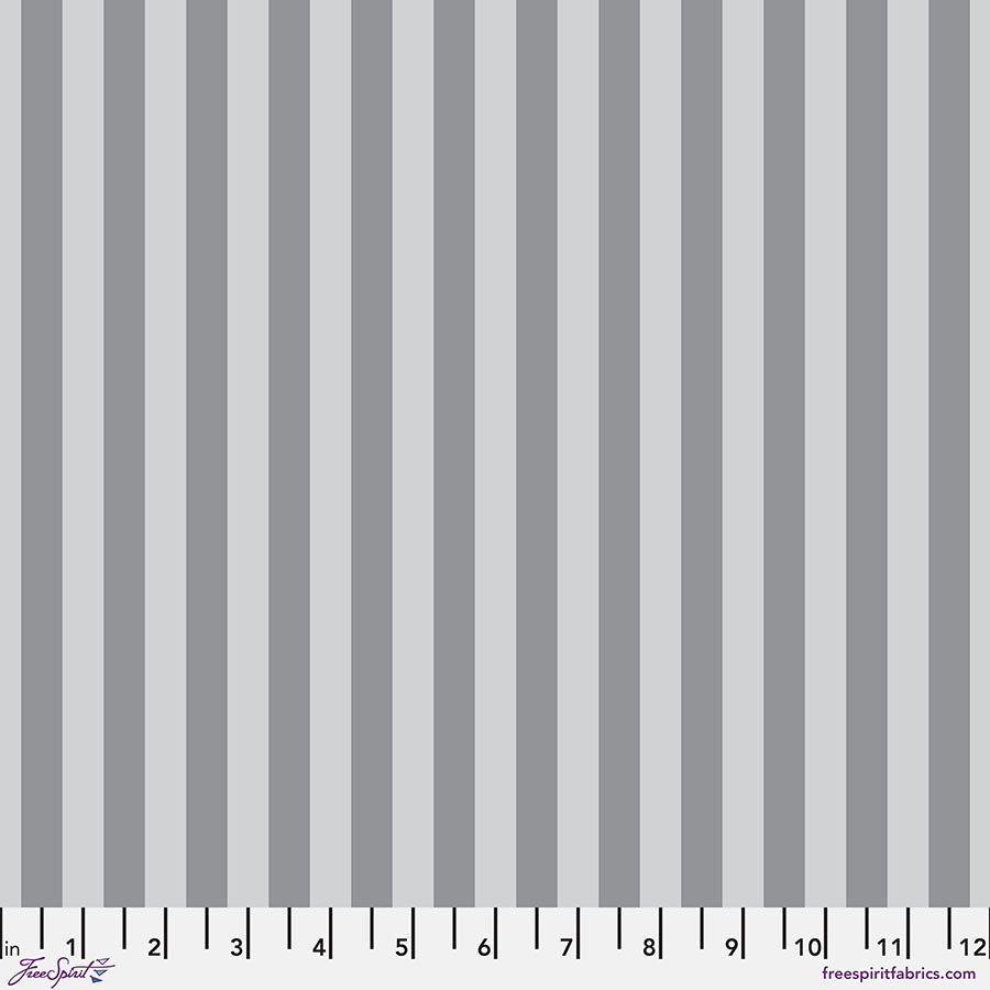 Tula Pink True Colors Tent Stripe Fog - tumman/vaaleanharmaaraidallinen 100% puuvillakangas, jossa ½ tuuman raidat. Täydellinen kanttaukseen ja moderniin tilkkutöihin.