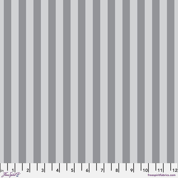 Tula Pink True Colors Tent Stripe Fog - tumman/vaaleanharmaaraidallinen 100% puuvillakangas, jossa ½ tuuman raidat. Täydellinen kanttaukseen ja moderniin tilkkutöihin.