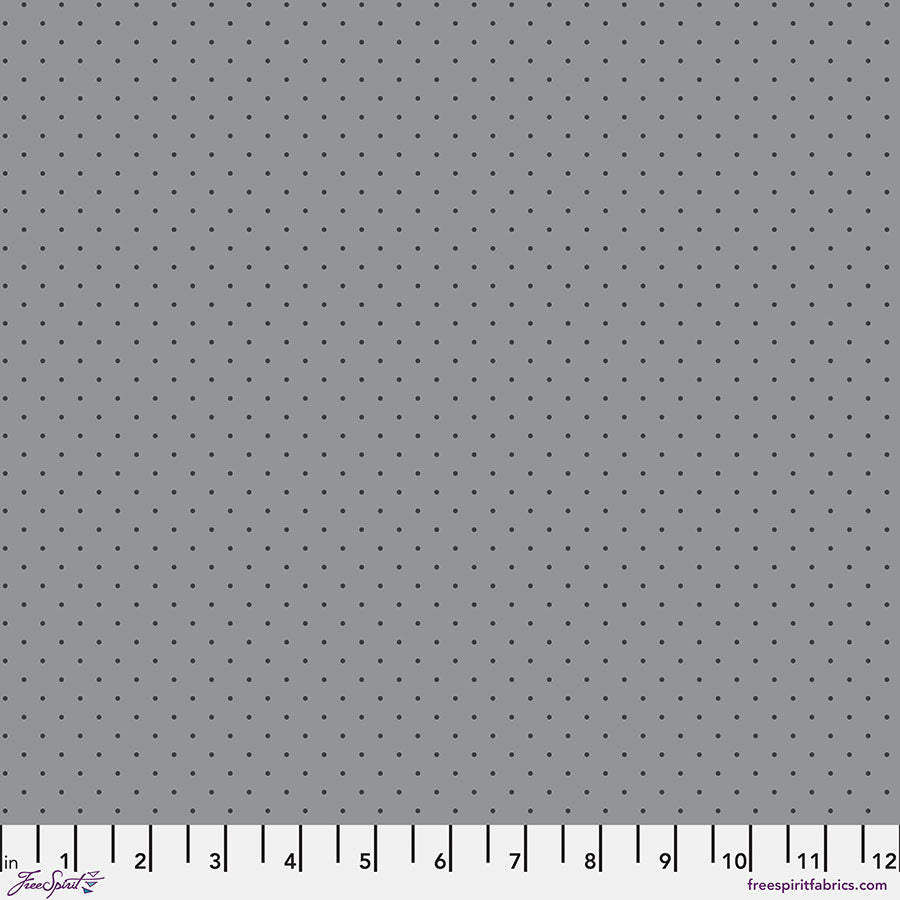 Tula Pink Tiny Dots Carbon -puuvillakangas, harmaa tausta ja pienet tummat pilkut.