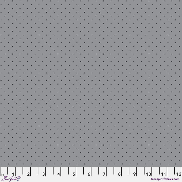 Tula Pink Tiny Dots Carbon -puuvillakangas, harmaa tausta ja pienet tummat pilkut.