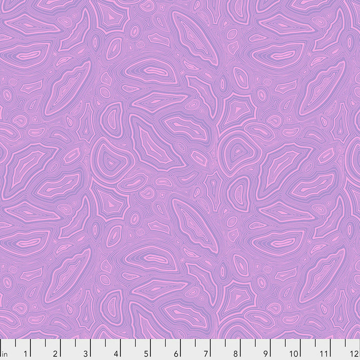 Kuvassa Tula Pinkin True Colors kokoelman Mineral Opal -puuvillakangas lilassa sävyssä. Mineraalimainen, orgaaninen kuvio.