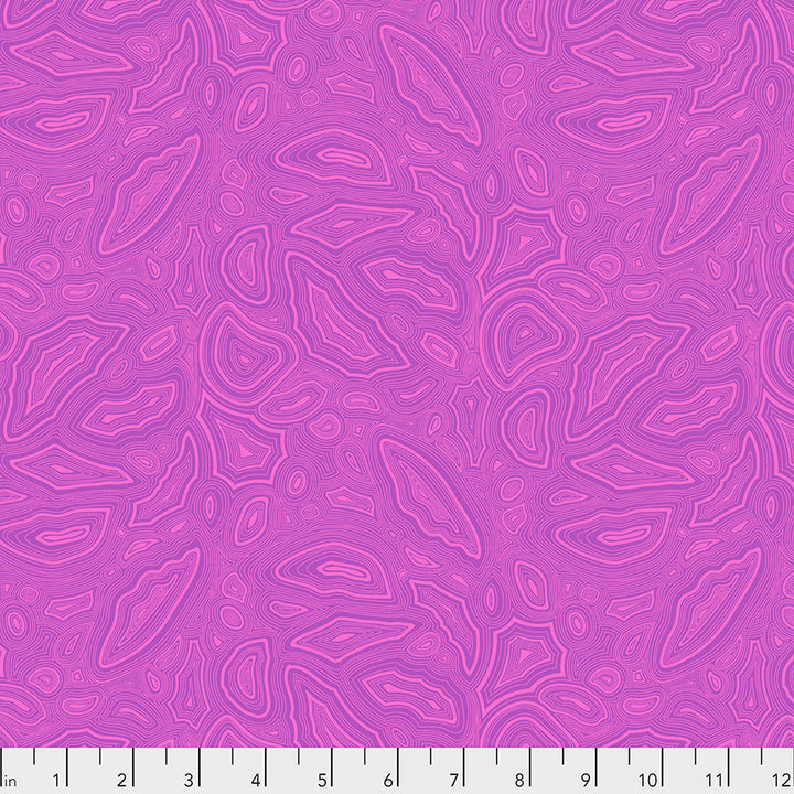 Kuvassa Tula Pinkin True Colors -kokoelman Mineral Tourmaline -puuvillakangas violetissa sävyssä. Mineraalimainen, orgaaninen kuvio.
