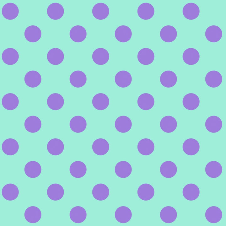Tula Pink True Colors Pom Poms Petunia -puuvillakangas, turkoosi/aqua-tausta, suuret vaaleanliilat pilkut. Raikas ja värikäs kangas tilkkutöihin ja ompeluun.