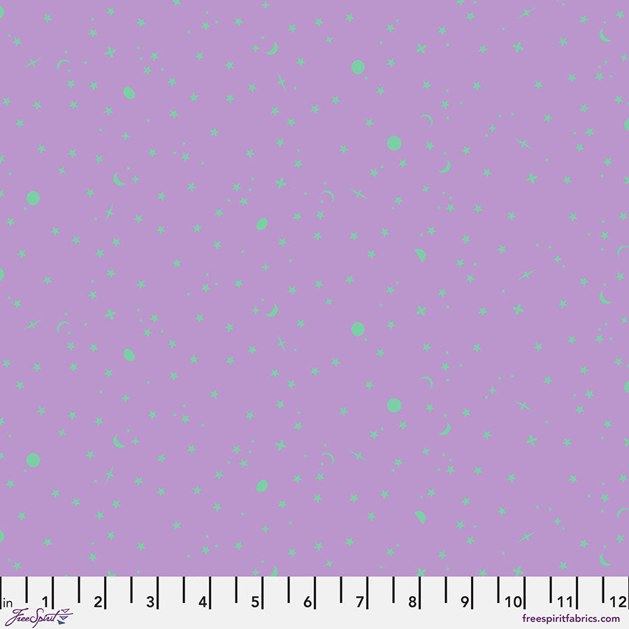 Tula Pink True Colors 2025 Space Sprinkles Frozen Berry kangas, lila tähtitaivastaivaskangas, laadukasta 100% puuvillaa, täydellinen tilkkutöihin.