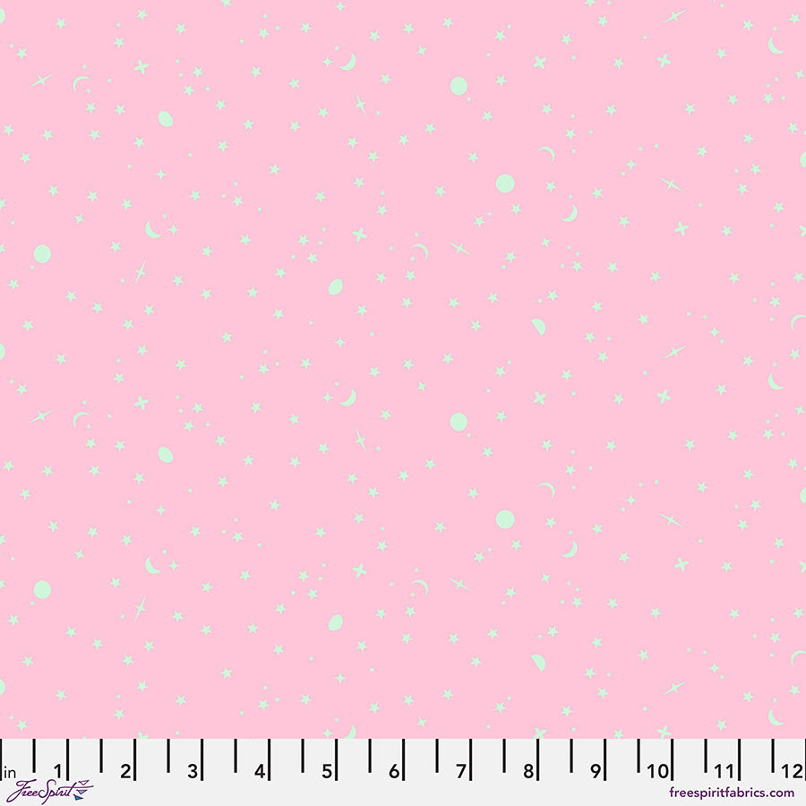 Tula Pink True Colors 2025 Space Sprinkles Piglet kangas, vaaleanpunainen tähtitaivastaivaskangas, laadukasta 100% puuvillaa, täydellinen tilkkutöihin.