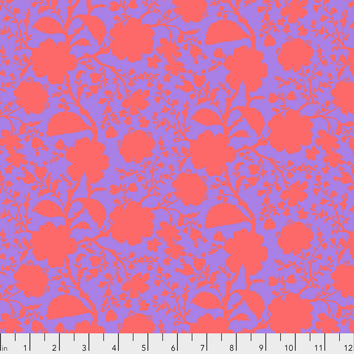 Tula Pink True Colors Wildflower Tigerlily -kangas, sini-violetin sävyinen tausta ja punaiset kukkakuviot. Täydellinen tilkkutöihin ja käsitöihin.
