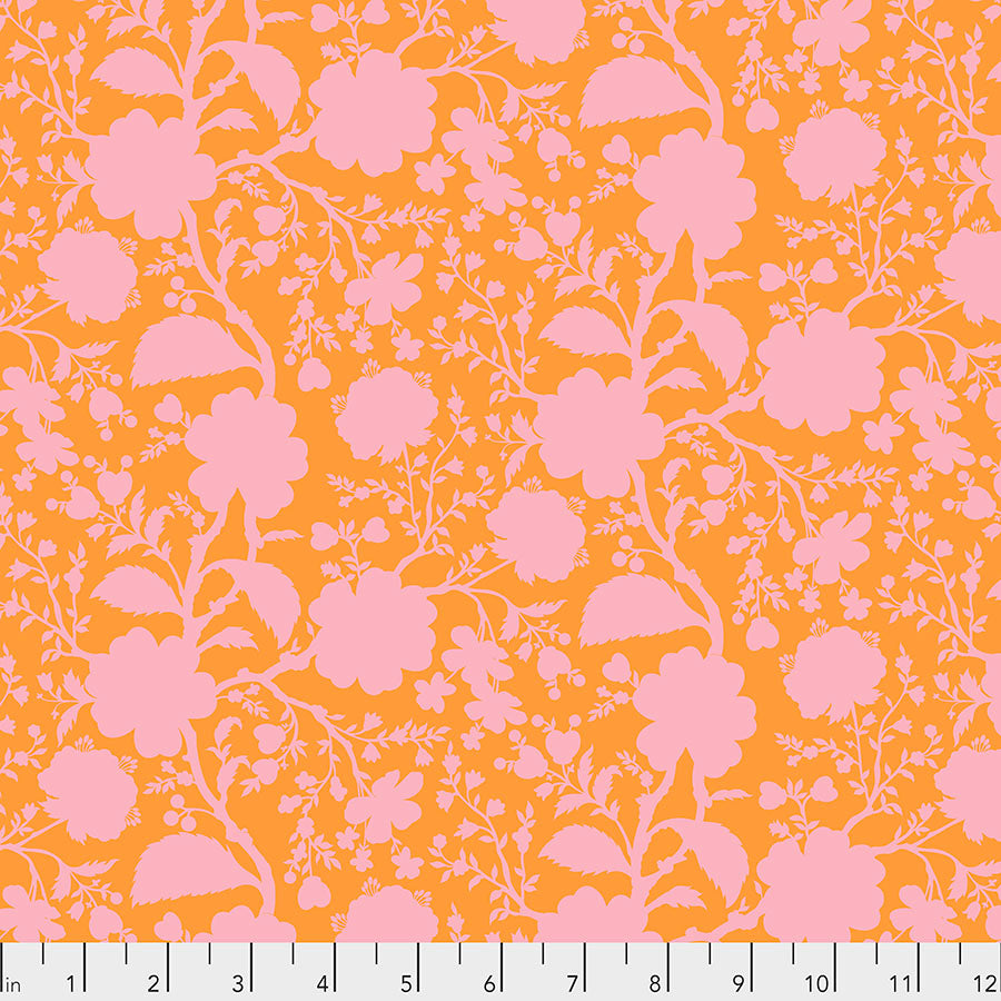 Tula Pink True Colors Wildflower Blossom -kangas, persikan sävyinen tausta ja vaaleanpunaiset kukkakuviot. Täydellinen tilkkutöihin ja käsitöihin.