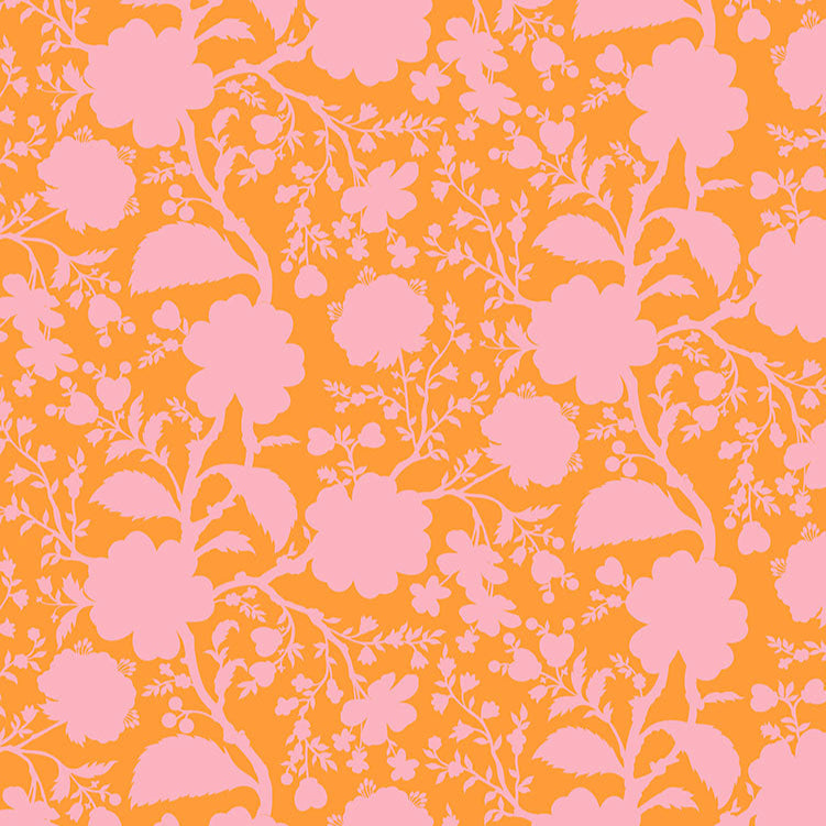 Tula Pink True Colors Wildflower Blossom -kangas, persikan sävyinen tausta ja vaaleanpunaiset kukkakuviot. Täydellinen tilkkutöihin ja käsitöihin.