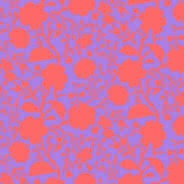 Tula Pink True Colors Wildflower Tigerlily -kangas, sini-violetin sävyinen tausta ja punaiset kukkakuviot. Täydellinen tilkkutöihin ja käsitöihin.