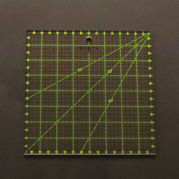 Bohin neliönmuotoinen tilkkutyöviivain, 16x16 cm, laserkaiverretut mitat ja 30/45/60 asteen viivat