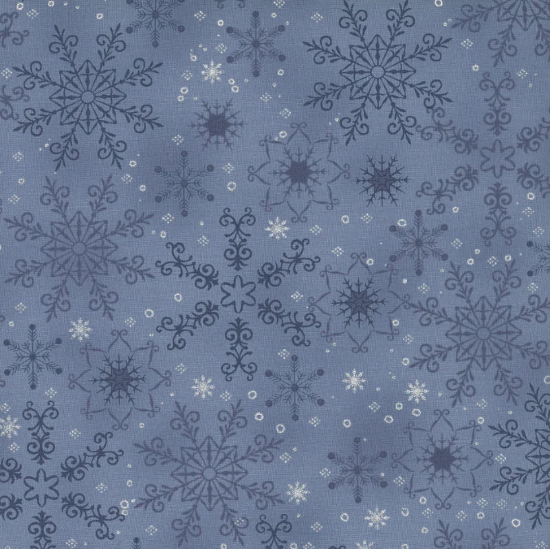 Vaaleansininen joulukangas, jossa hopeisia lumihiutaleita – Stof Fabrics We Love Christmas