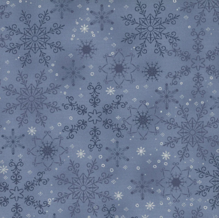 Vaaleansininen joulukangas, jossa hopeisia lumihiutaleita – Stof Fabrics We Love Christmas