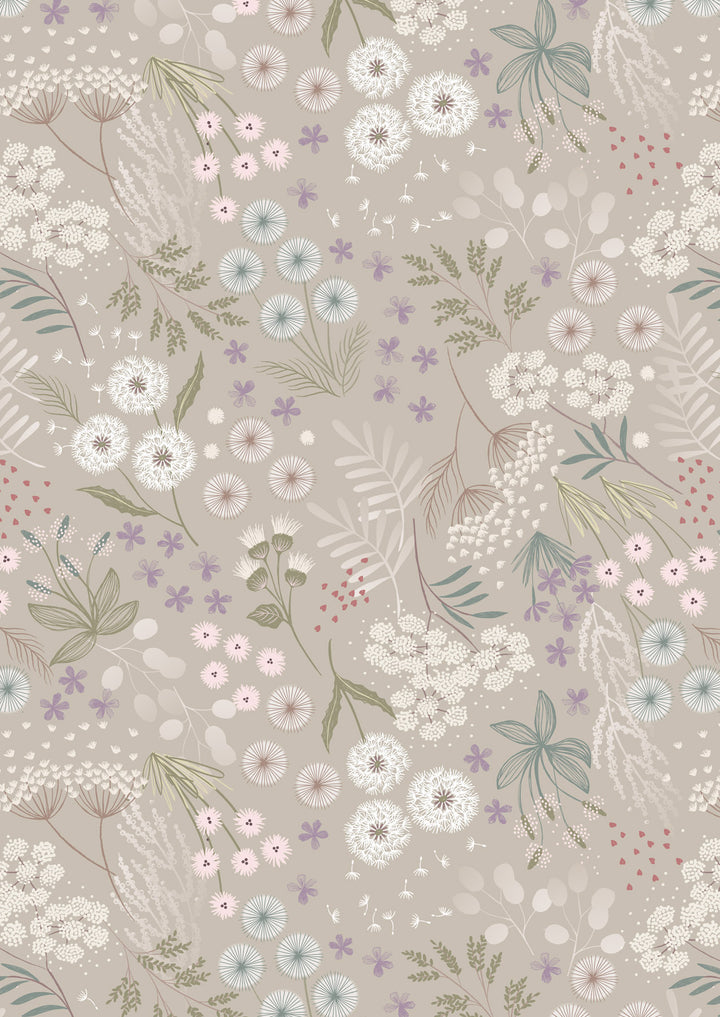Wide Width - Natural Meadow Flowers 108" - W6 leveä takakangas, beige pohja ja pastellivärisiä kukkia, leveys noin 274 cm, 100% puuvillakangas tilkkutöihin ja käsitöihin.