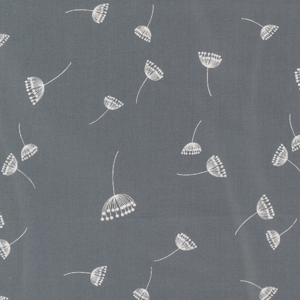Zen Chic Filigree 1811-20 Dandelions Grey  – harmaa puuvillakangas, jossa herkät voikukkakuviot. Sopii tilkkutöihin ja käsityöprojekteihin.