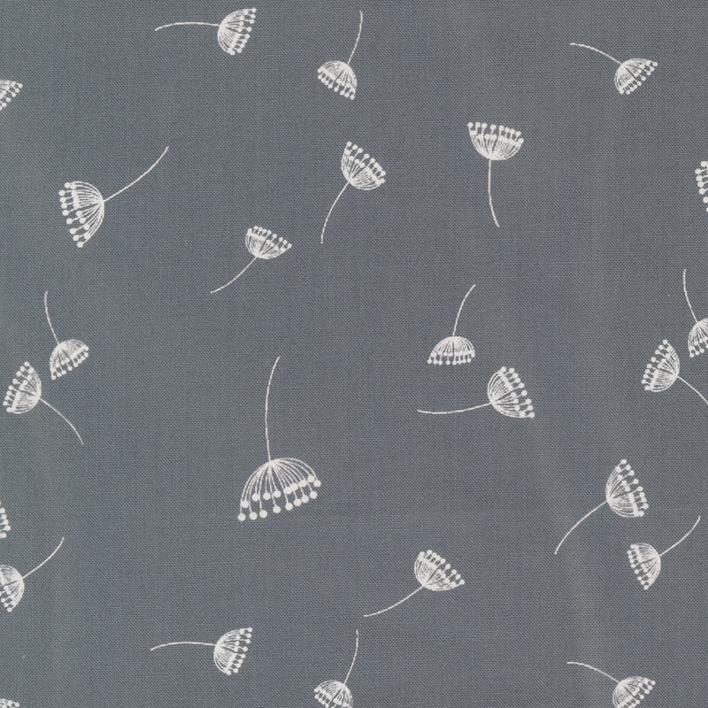 Zen Chic Filigree 1811-20 Dandelions Grey  – harmaa puuvillakangas, jossa herkät voikukkakuviot. Sopii tilkkutöihin ja käsityöprojekteihin.