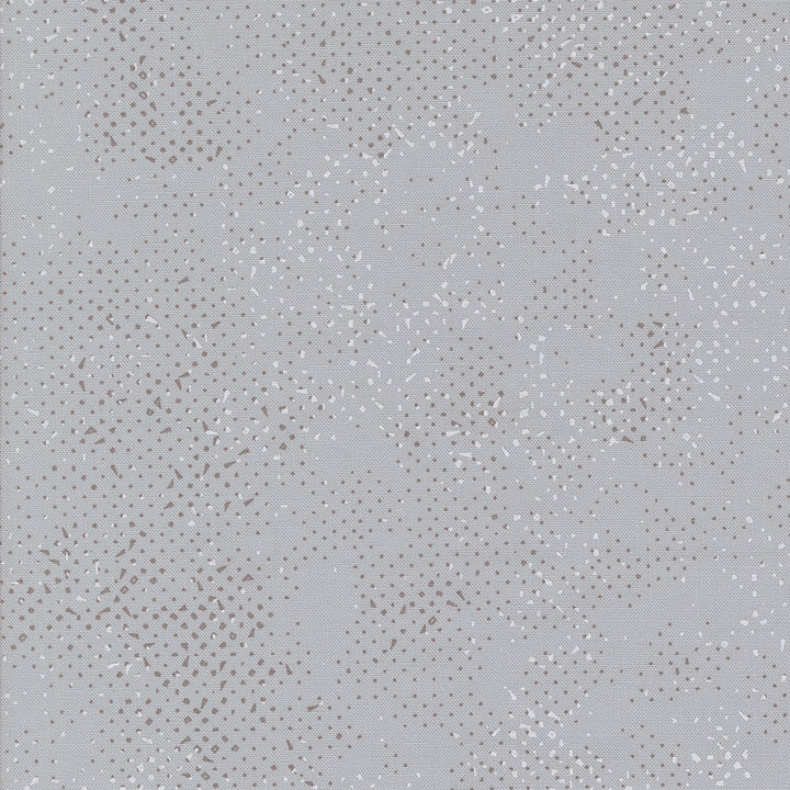 Zen Chic Simply Cozy Spotted Silver -puuvillakangas, moderni täpläkuosi, täydellinen tilkkutöihin ja ompeluprojekteihin.