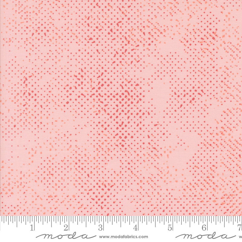 Zen Chic Simply Cozy Spotted Pale Pink -puuvillakangas, moderni täpläkuosi, täydellinen tilkkutöihin ja ompeluprojekteihin.