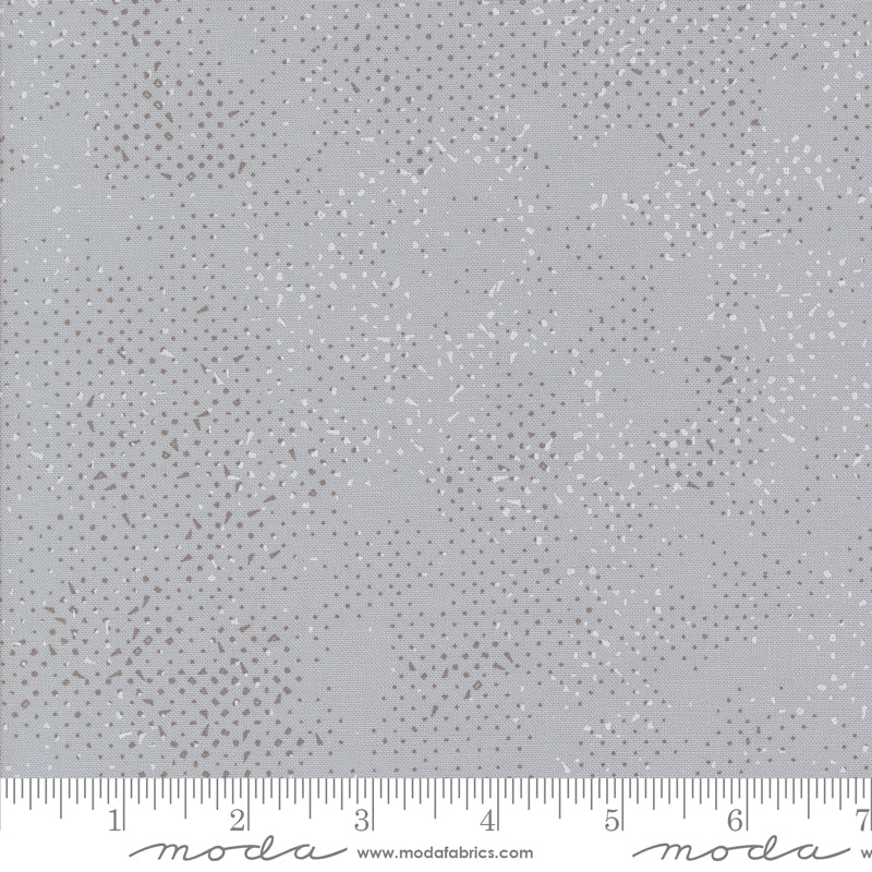 Zen Chic Simply Cozy Spotted Silver -puuvillakangas, moderni täpläkuosi, täydellinen tilkkutöihin ja ompeluprojekteihin.