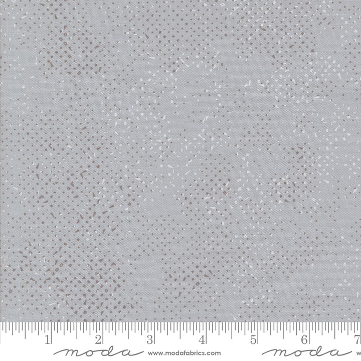 Zen Chic Simply Cozy Spotted Silver -puuvillakangas, moderni täpläkuosi, täydellinen tilkkutöihin ja ompeluprojekteihin.