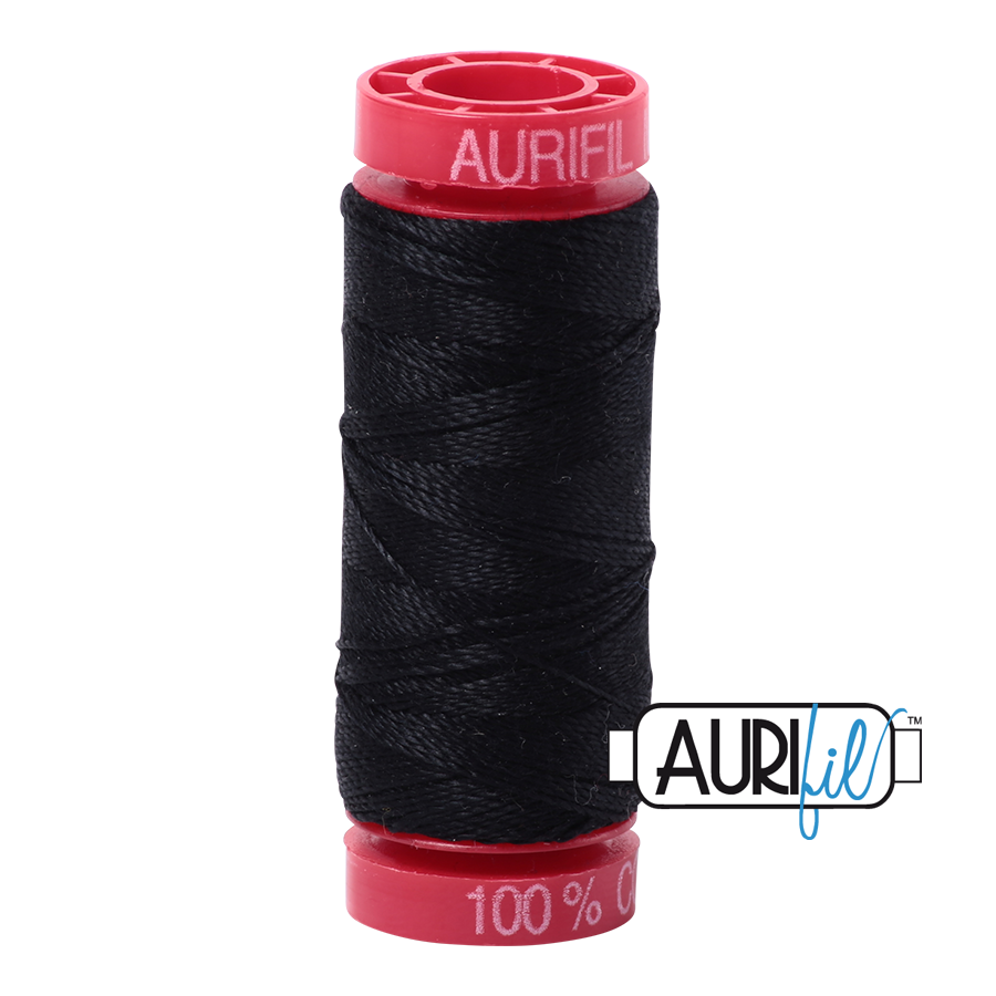 Aurifil 12wt 2692 Black 100% puuvillalanka pieni, ompeluun, kirjontaan, tikkaamiseen.