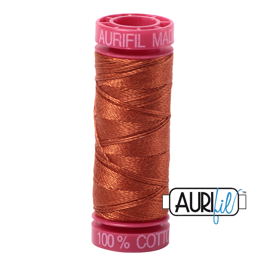 Aurifil 12wt 2390 Cinnamon Toast 100% puuvillalanka pieni, ompeluun, kirjontaan, tikkaamiseen.