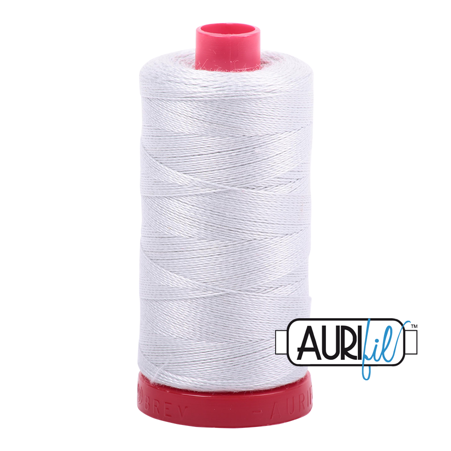 Aurifil 12wt 2600 Dove 100% puuvillalanka, ompeluun, kirjontaan ja tikkaamiseen.