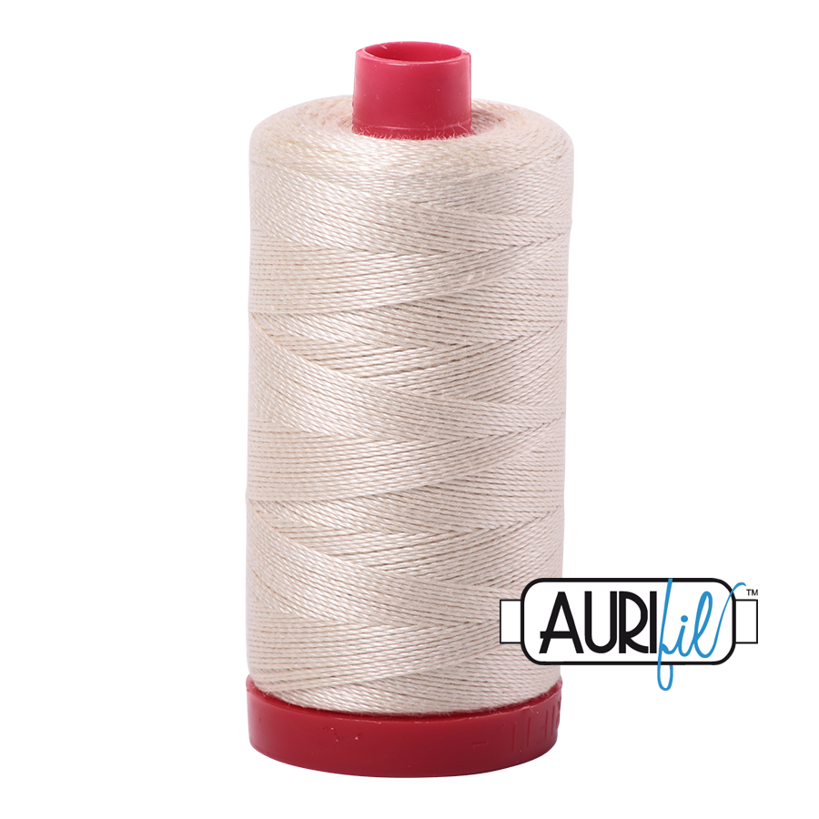 Aurifil 12wt 1128 Light Beige 100% puuvillalanka ompeluun, kirjontaan ja tikkaamiseen.