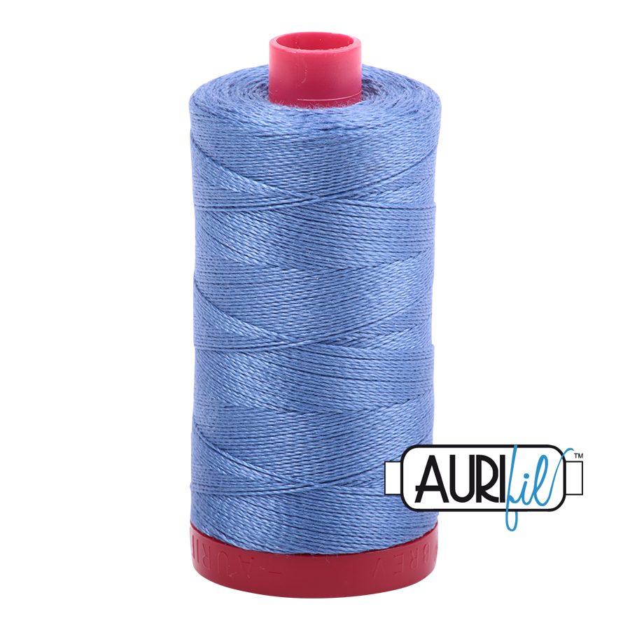 Aurifil 12wt 1128 Light Blue Violet 100% puuvillalanka ompeluun ja tikkaamiseen.