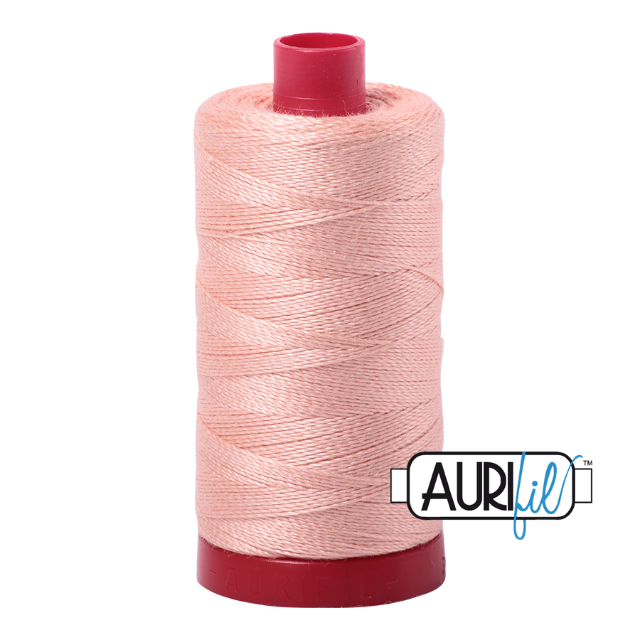 Aurifil 12wt 2420 Light Blush 100% puuvillalanka ompeluun, kirjontaan ja tikkaamiseen.